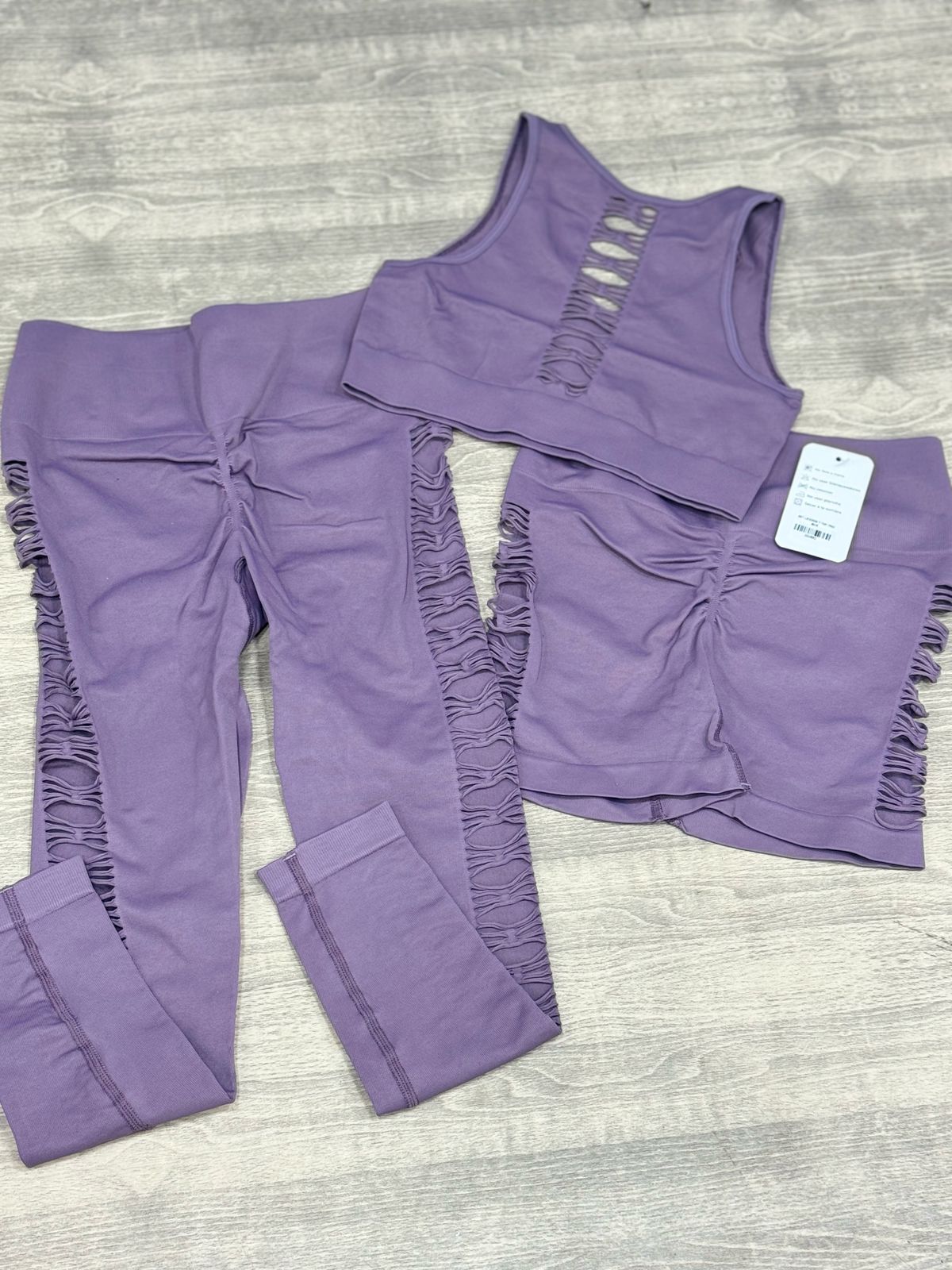 TRIO TOP LEGGINS Y SHORT CON REALCE