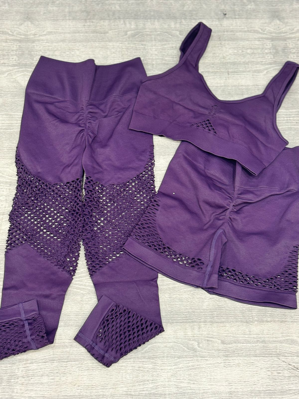 TRIO TOP LEGGINS Y SHORT CON REALCE