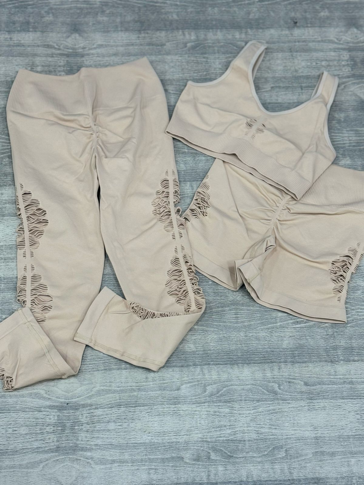 TRIO TOP LEGGINS Y SHORT CON REALCE