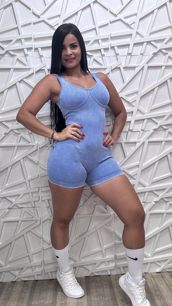 ENTERIZO CORTO DESGASTADO CON REALCE