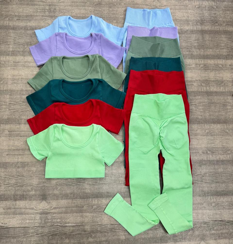 SET DE LEGGINS CON REALCE Y CAMISETA EN TELA RIB