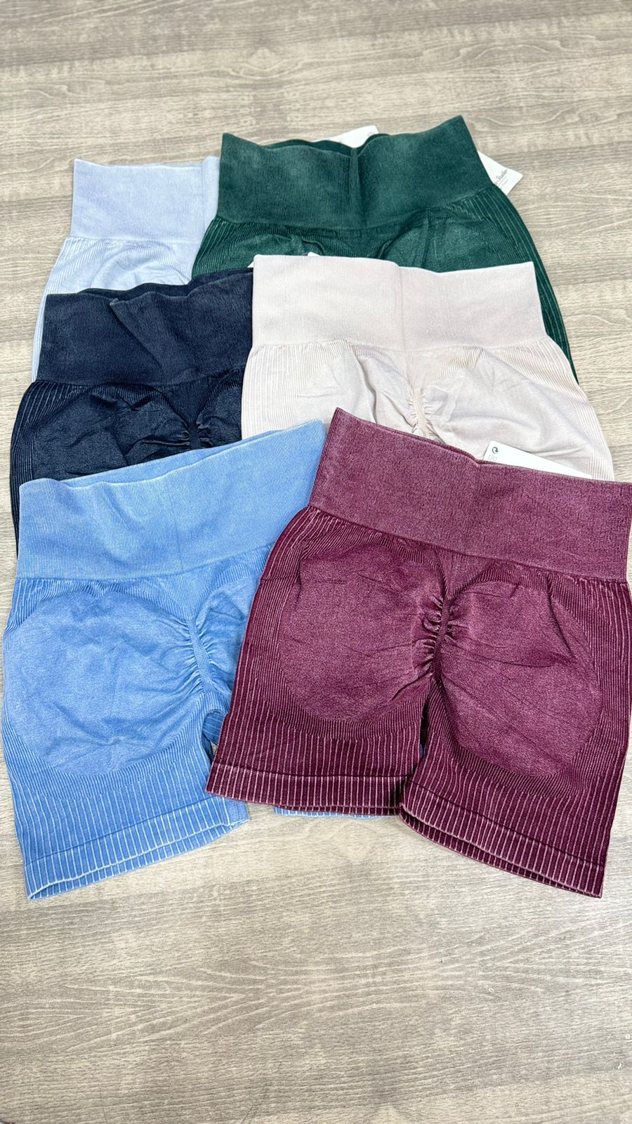 SHORT CON REALCE