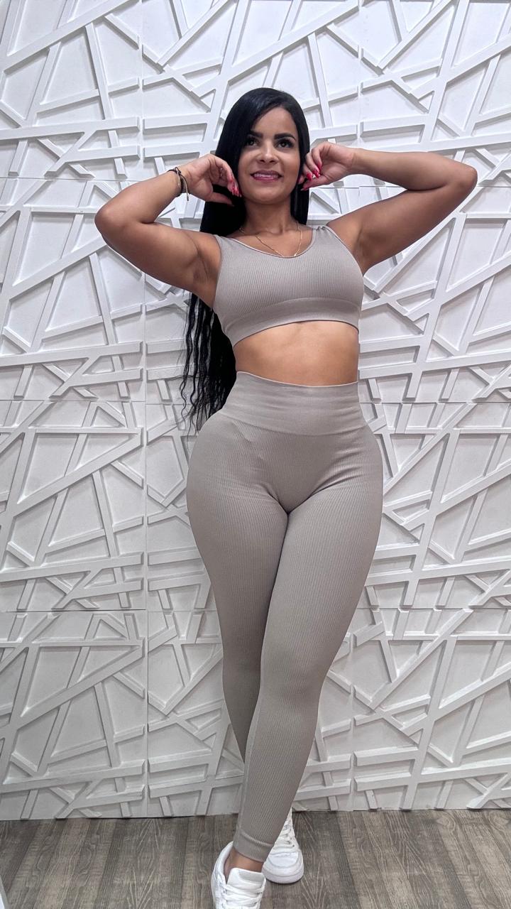 SET LEGGINS Y TOP CON REALCE PREMIUM