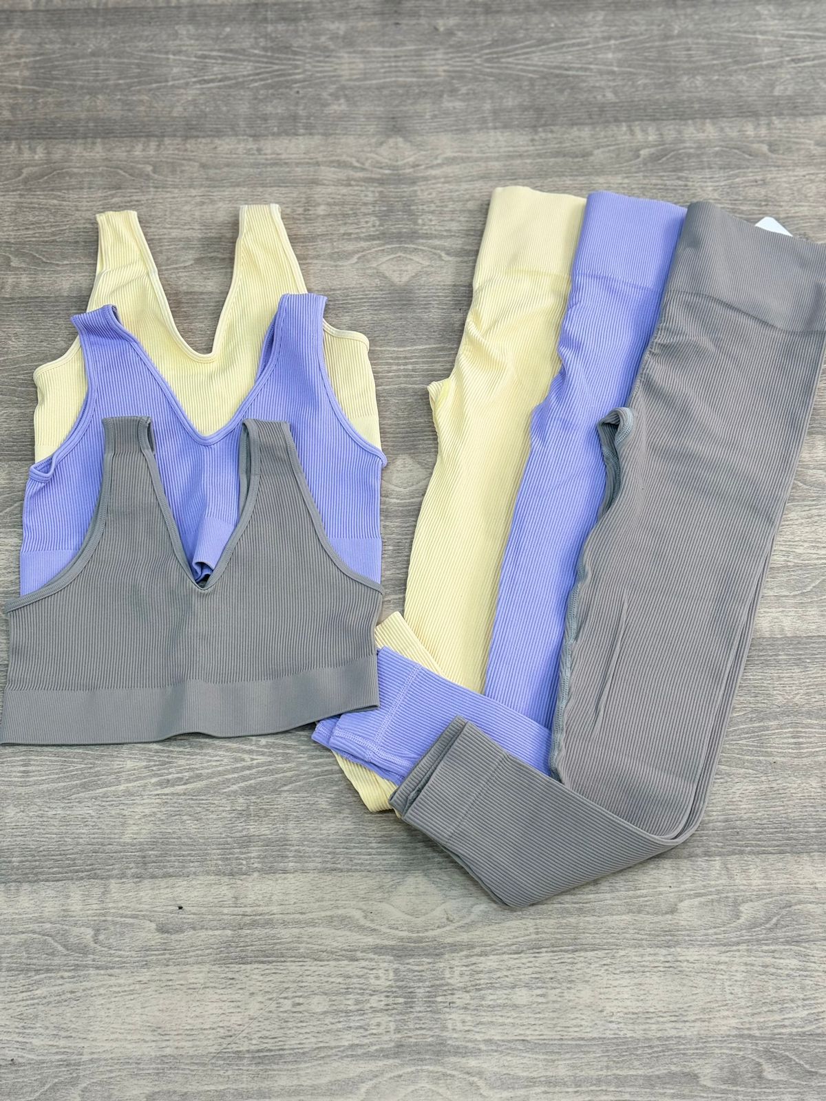 SET LEGGINS Y TOP CON REALCE PREMIUM