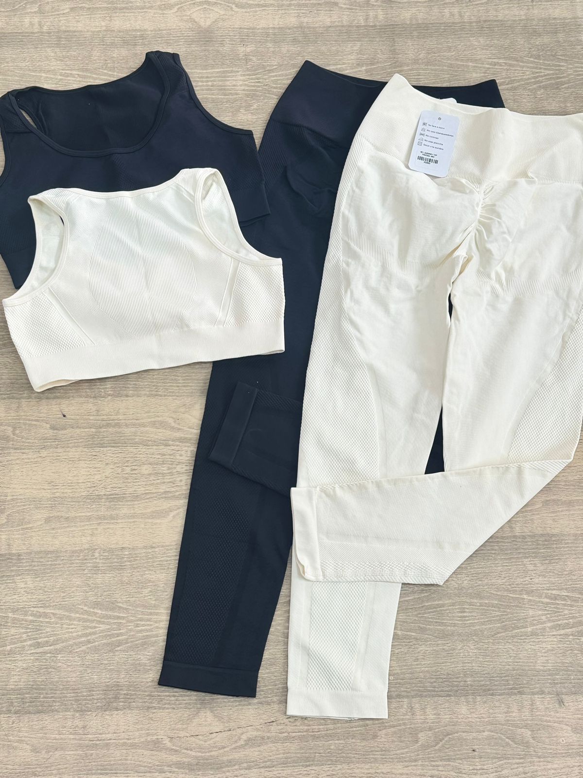 LEGGINS CON REALCE Y TOP