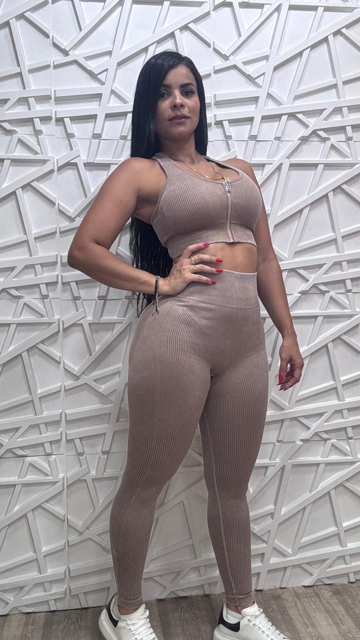 SET LEGGINS Y TOP DE CIERRE CON ALMOHADILLAS