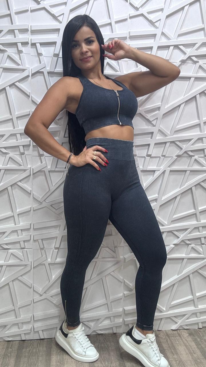 SET LEGGINS Y TOP DE CIERRE CON ALMOHADILLAS