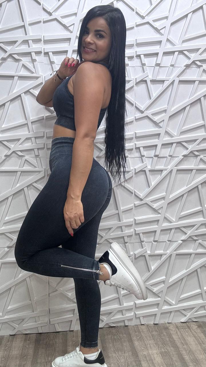 SET LEGGINS Y TOP DE CIERRE CON ALMOHADILLAS
