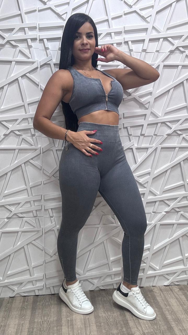 SET LEGGINS Y TOP DE CIERRE CON ALMOHADILLAS