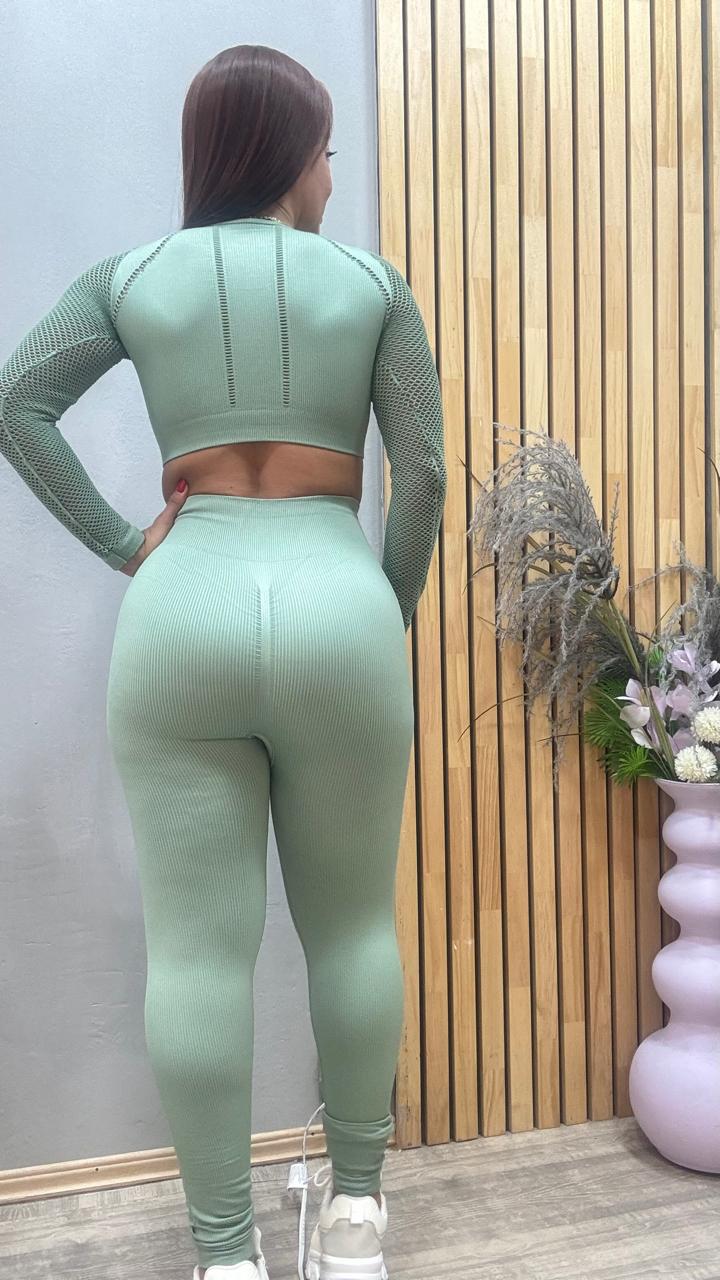 Set leggins con realce  y buso corte láser